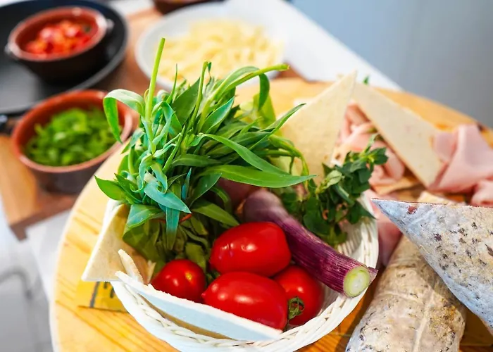 Alexandra Bb & Brunch - Front - Healthy Xxl Breakfast & Brunch Until 12 30 Hotel