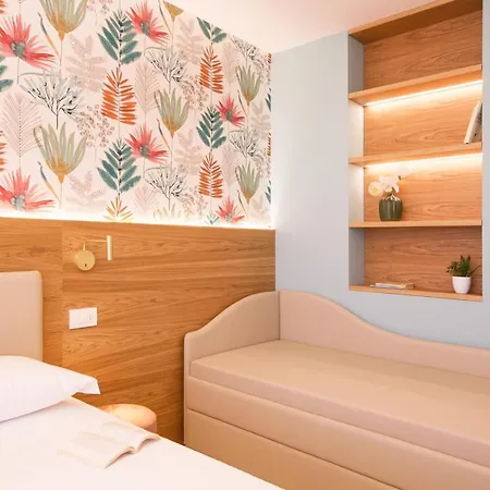 מלון Alexandra B&B & Brunch -Beach Front Parking Included 3*