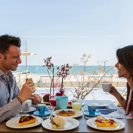 Alexandra B&B & Brunch -Beach Front Parking Included מלון 3*