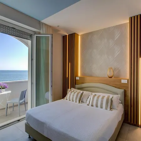מלון Alexandra B&B & Brunch -Beach Front Parking Included 3*