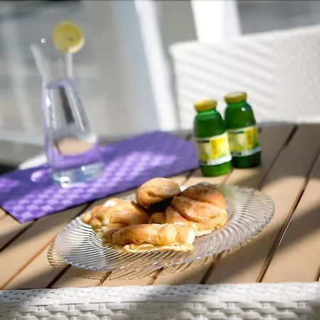 Alexandra B&B & Brunch -Beach Front Parking Included