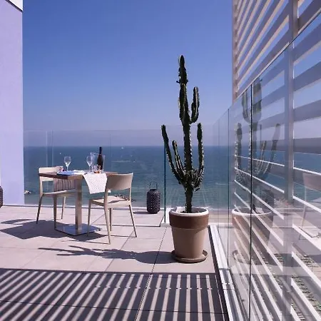 Alexandra B&B & Brunch -Beach Front Parking Included מלון