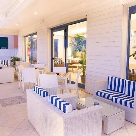 מלון Alexandra B&B & Brunch -Beach Front Parking Included 3*