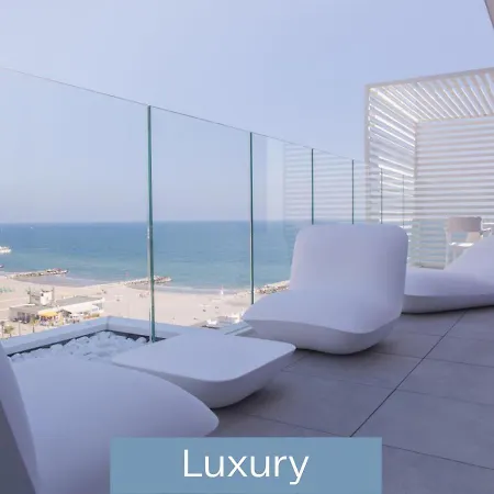 מלון Alexandra B&B & Brunch -Beach Front Parking Included