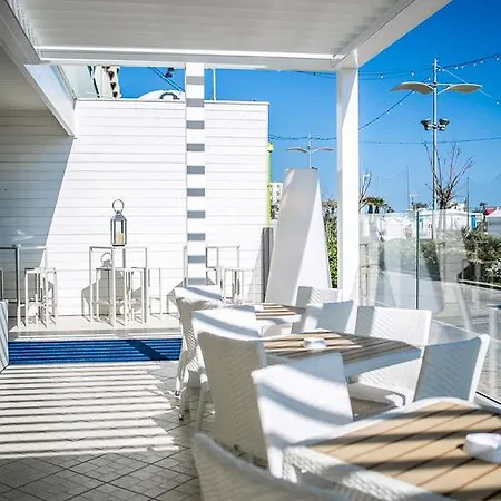 מלון Alexandra B&B & Brunch -Beach Front Parking Included