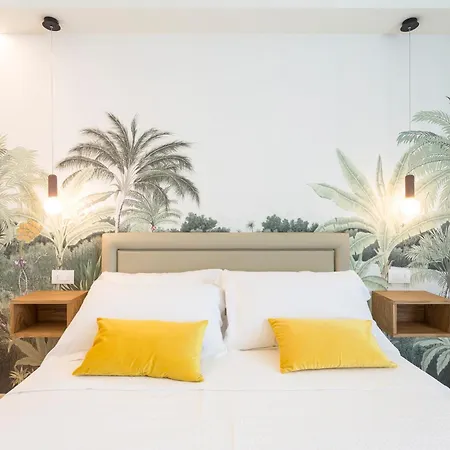 מלון Alexandra B&B & Brunch -Beach Front Parking Included 3*