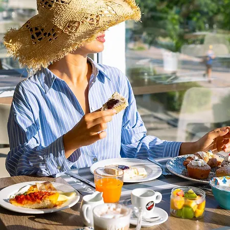 Alexandra B&B & Brunch -Beach Front Parking Included 3*