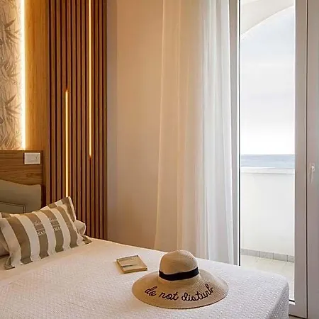 Hotel Alexandra & Brunch -beach Front Parking Included