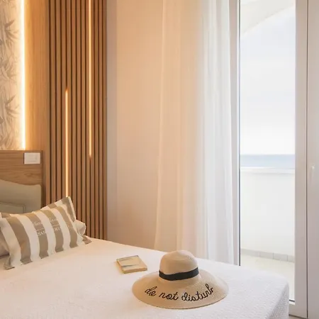 מלון Alexandra B&B & Brunch -Beach Front Parking Included